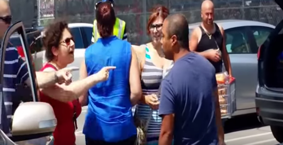 Una confusa discusi&oacute;n termin&oacute; en los golpes. (Foto: Captura YouTube)