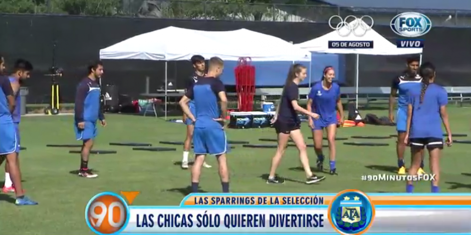 La selecci&oacute;n de Argentina entren&oacute; con mujeres como sparrings. (Foto: Captura YouTube)&nbsp;