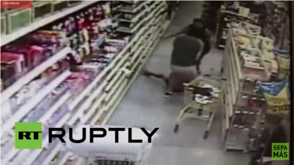 El secuestrador encontr&oacute; a la menor en uno de los pasillos y la arrastr&oacute;. (Foto: Tomado de YouTube)