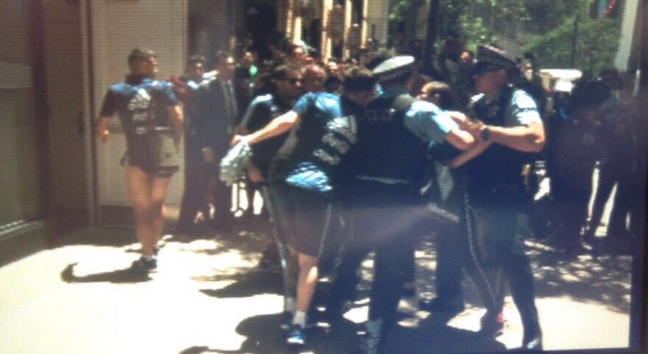 Messi se vio entre jaloneos por parte de la seguridad y la aficionada. (Foto: Twitter/@cecicaminos)