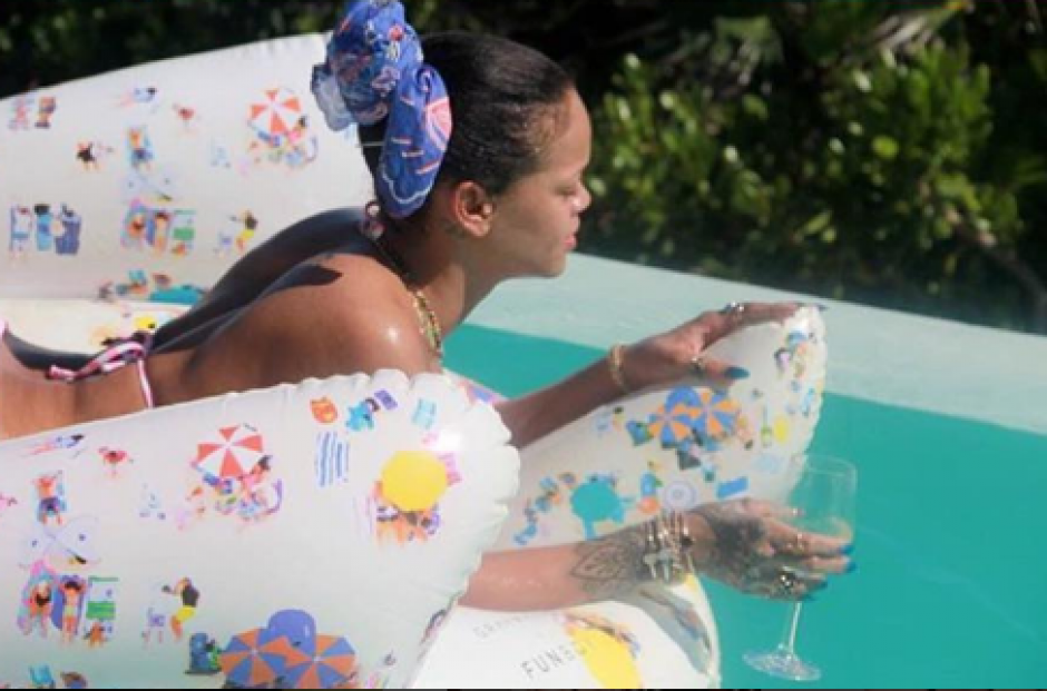 El divertido incidente ocurri&oacute; mientras la cantante se relajaba en un inflable. (Foto: Instagram/rihannadaily)