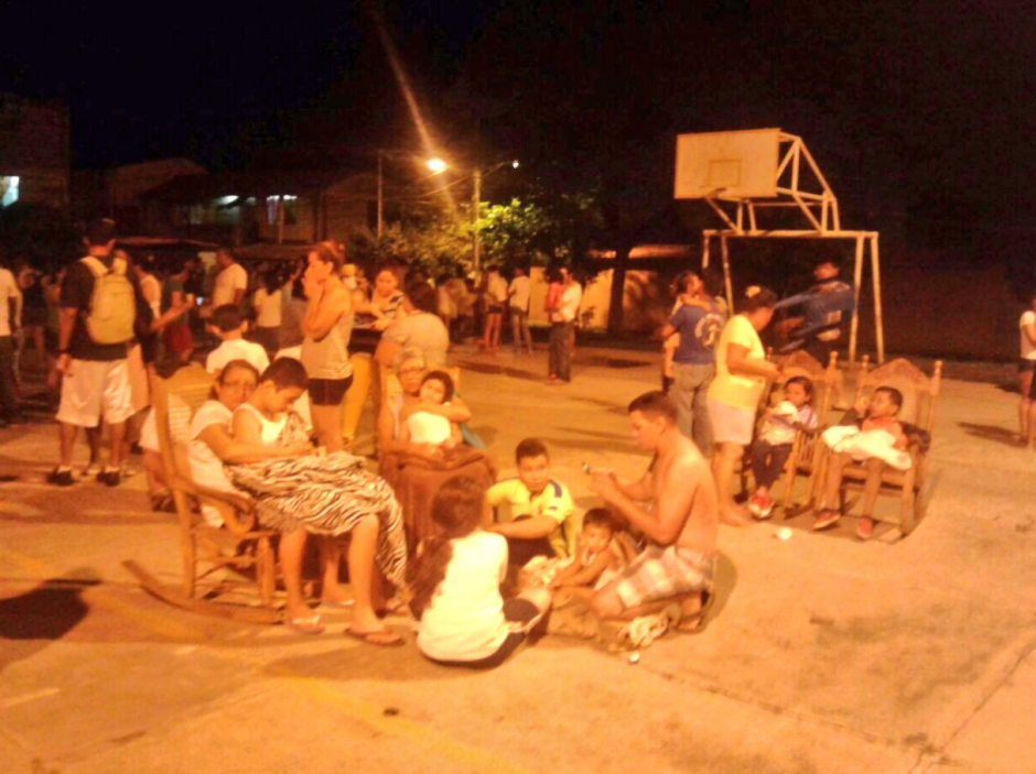 Las personas esperan en espacios abiertos debido a los fuertes temblores. (Foto: Canal 2 de Nicaragua) 