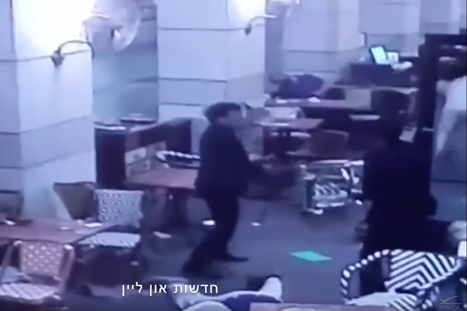 Dos asaltantes entran a un restaurante y disparan contra soldados y ciudadanos israel&iacute;es. (Foto: Captura de Pantalla/Youtube) 