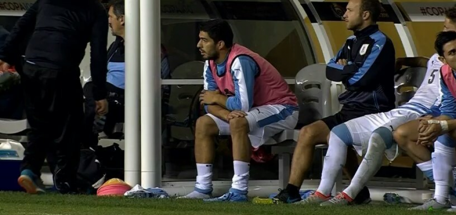 Aunque calentó en el medio tiempo el técnico no lo utilizó. (Foto: Twitter/TyCSports)