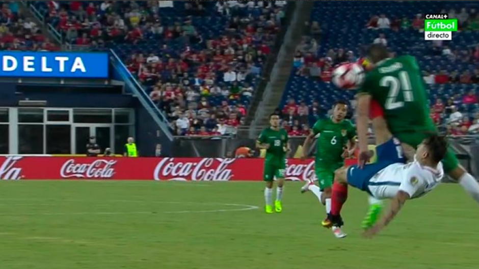 El jugador de Bolivia result&oacute; lesionado. (Foto: Canal +)