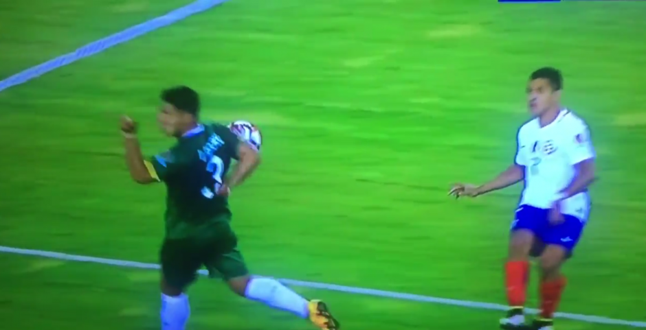 El &aacute;rbitro marc&oacute; esta falta con un penal. El defensa Luis Guti&eacute;rrez ten&iacute;a el brazo en la espalda, precisamente para evitar una marcaci&oacute;n de mano. (Foto: Twitter)