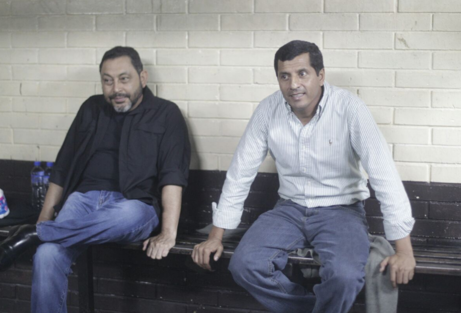 Los exministros de Gobernaci&oacute;n y de la Defensa en la carceleta de Tribunales. (Foto: Alejandro Bal&aacute;n/Soy502)