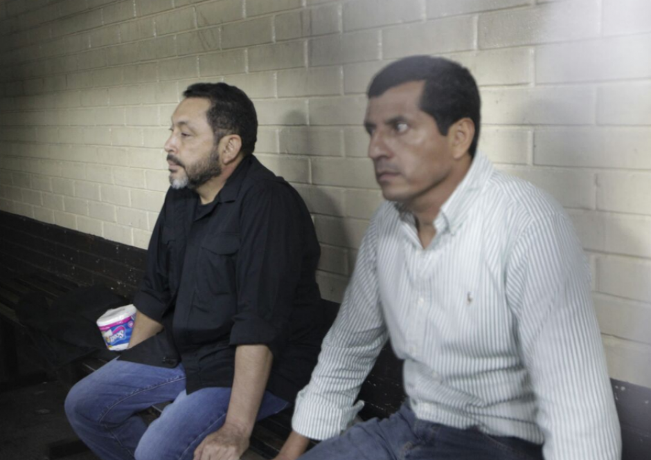Los exministros L&oacute;pez Bonilla y L&oacute;pez Ambrocio se encontraron en la carceleta de Tribunales. (Foto: Alejandro Bal&aacute;n/Soy502) 
