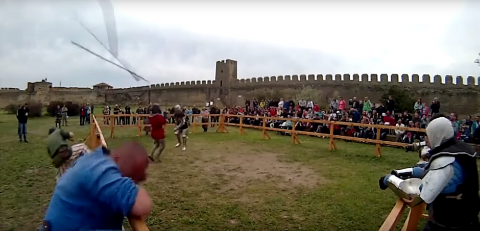Una espada sale volando y golpea la cabeza de un hombre. (Foto: Captura de Pantalla/Youtube) 