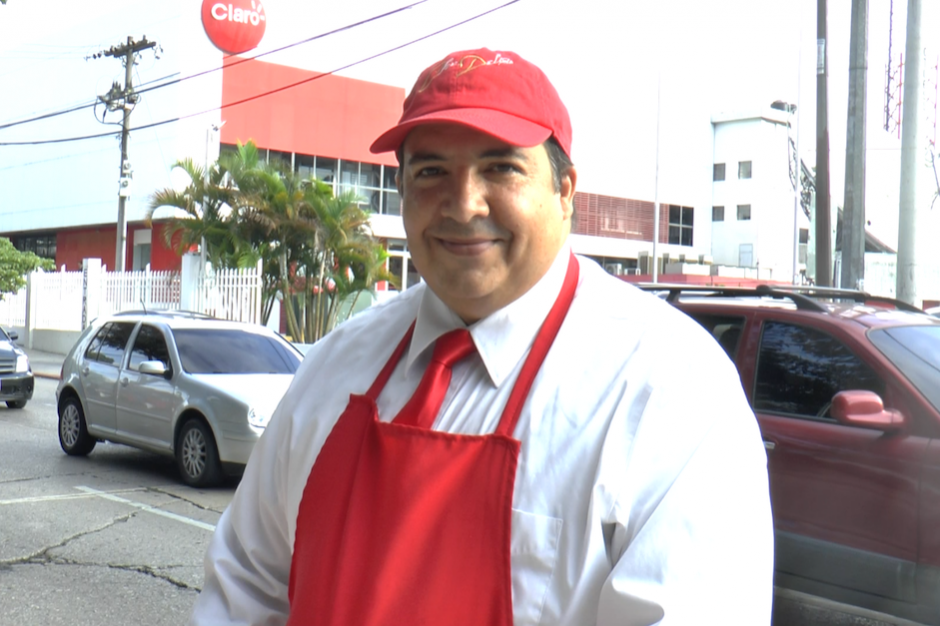 Edwin Cacacho despierta muy temprano y sirve panes con una sonrisa a cientos de guatemaltecos. (Foto: Javier Lainfiesta/Soy502) 