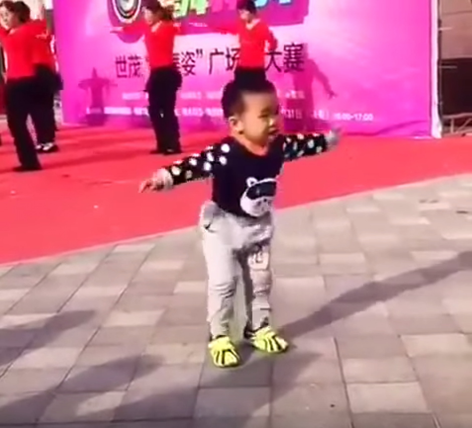 Se viralizan las im&aacute;genes de un peque&ntilde;o ni&ntilde;o chino que baila una coreograf&iacute;a junto a un grupo de mujeres. (Foto: Captura de YouTube)
