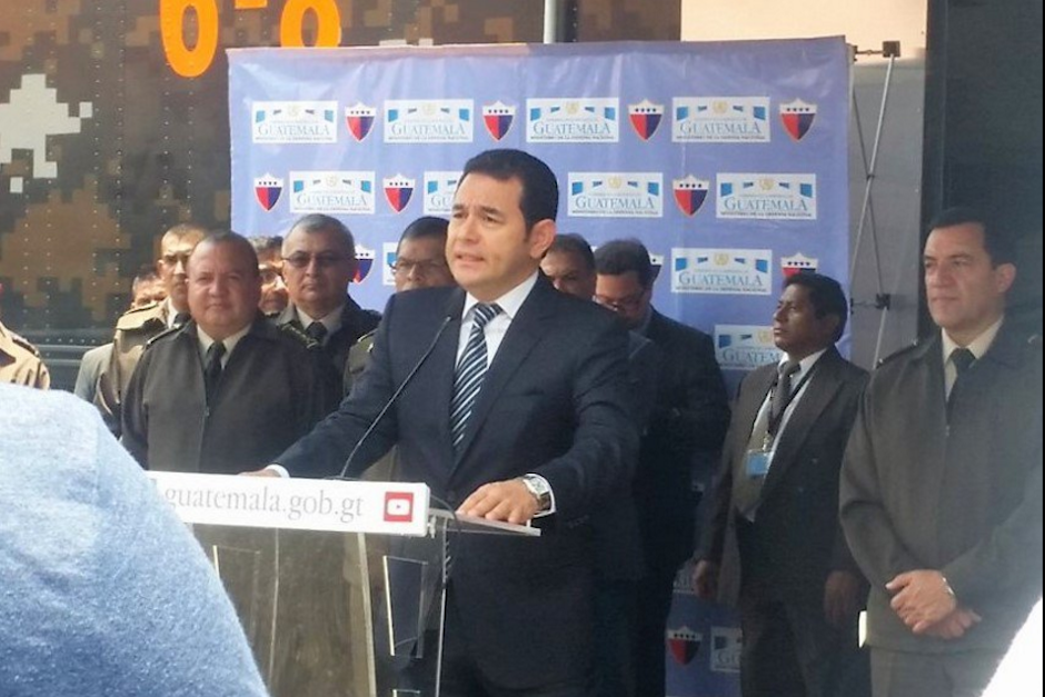 JImmy Morales anunció este viernes que el Ejército de Guatemala fabricará camillas y sillas de ruedas. (Foto: Gobierno de Guatemala)&nbsp;