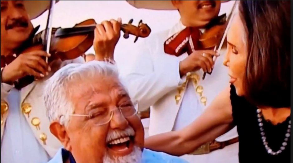 El "profesor Jirafales y "Do&ntilde;a Florinda" revivieron la t&iacute;pica escena del caf&eacute;. (Foto: Captura YouTube)&nbsp;