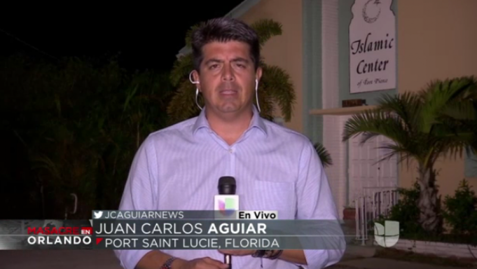 El reportero de Univisi&oacute;n tuvo que demostrar sus nervios de acero en plena transmisi&oacute;n en vivo. (Imagen: Captura de pantalla)