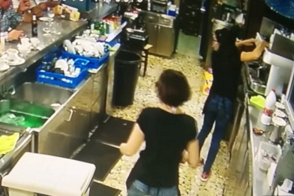 La mesera realiz&oacute; una maniobra incre&iacute;ble con la que evit&oacute; que una taza se quebrara. (Foto: dailymail.co.uk)