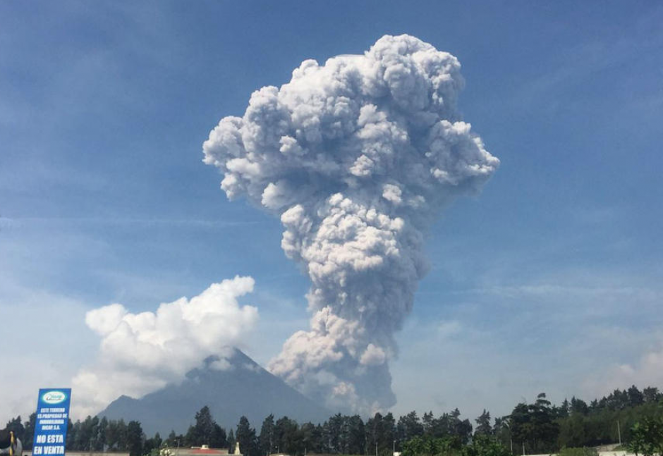 La columna de ceniza alcanza los 5 mil metros sobre el nivel del mar. (Foto: Twitter/@ErickColop)