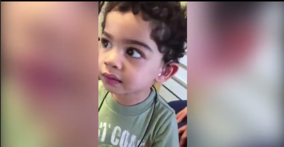 Un peque&ntilde;o ni&ntilde;o de dos a&ntilde;os se emociona luego de escuchar por primera vez la voz de su mam&aacute;. (Foto: Captura de YouTube)