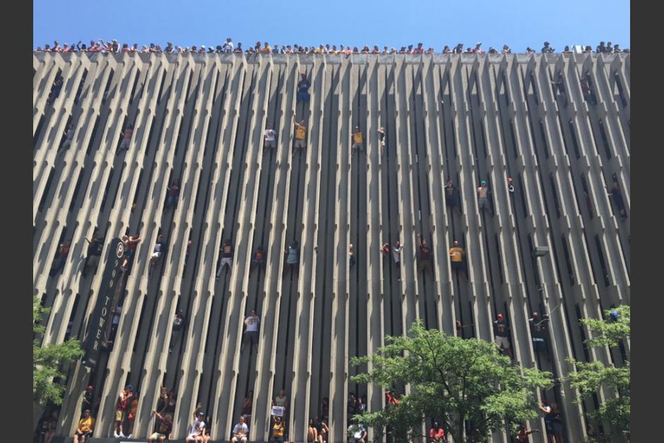 Los aficionados escalaron este edificio como pudieron (Twitter)