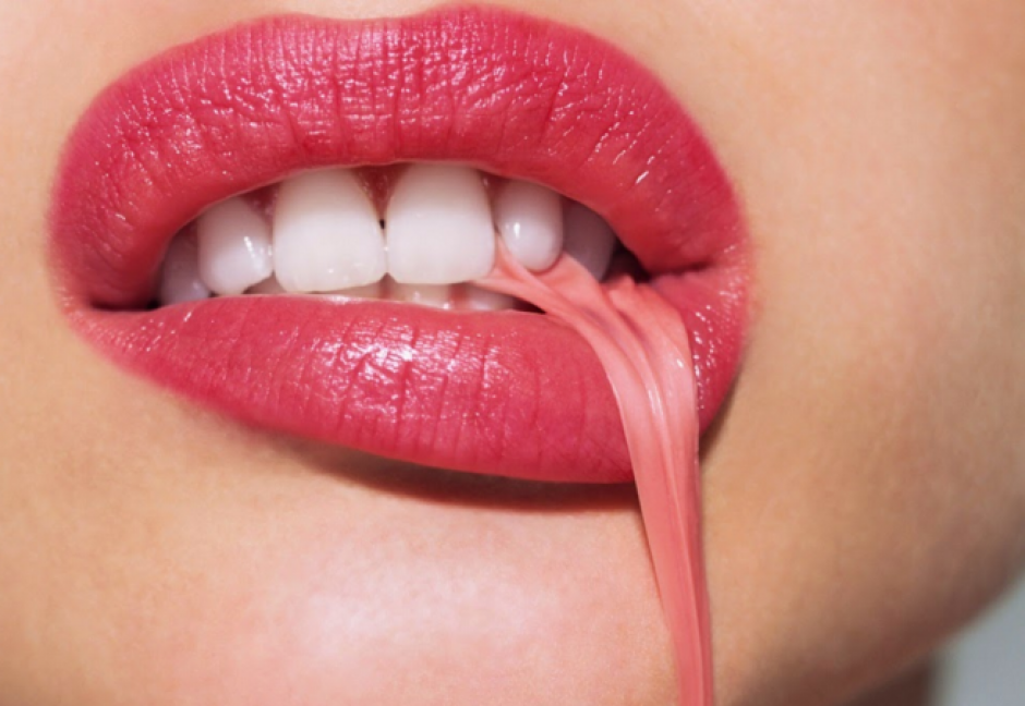 La goma de mascar en realidad no se queda atorada en el est&oacute;mago. (Foto: miscuriosidades.com)