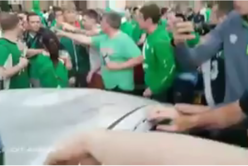 Lo que los aficionados irlandeses hicieron luego de abollar un autom&oacute;vil fue admirable. (Imagen: Captura de pantalla)