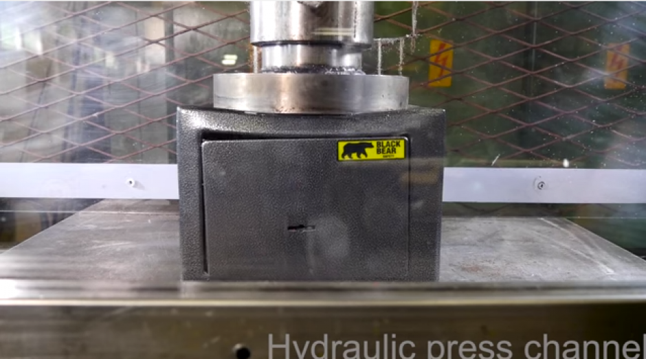 El canal de YouTube de la famosa prensa hidr&aacute;ulica intenta destruir todo lo que puede. (Foto: Captura de YouTube)&nbsp;