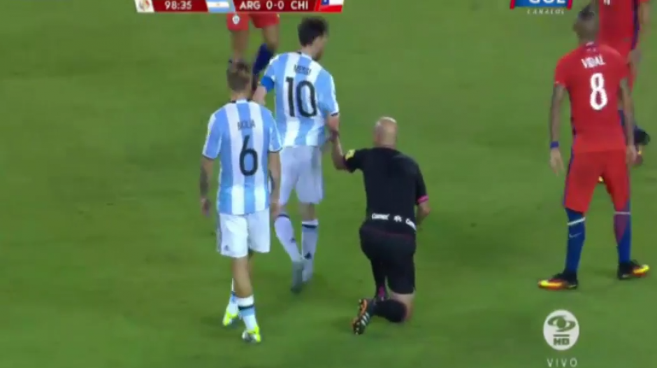 Leo Messi se barri&oacute; y se pas&oacute; llevando al &aacute;rbitro brasile&ntilde;o. (Foto: Captura de YouTube)&nbsp;