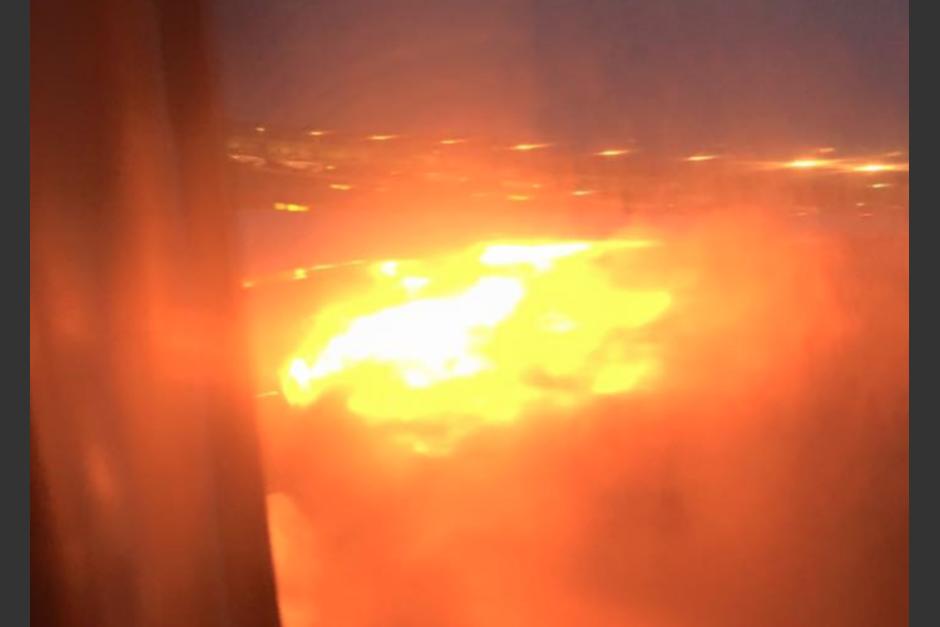 El ala de un avi&oacute;n se incendia. (Foto: premiummall.sg/Facebook)
