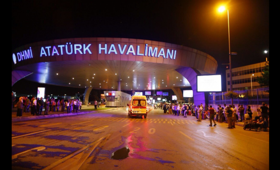 Dos explosiones y disparos en el aeropuerto internacinal de Estambul. (Foto: EFE)&nbsp;