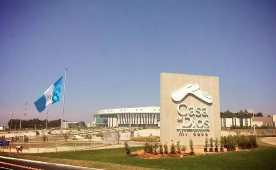 La bandera similar a la que est&aacute; situada en la Plaza de la Constituci&oacute;n permanec&iacute;a en las afueras de Casa de Dios. (Foto: Ronni Zu&ntilde;iga/Facebook)
