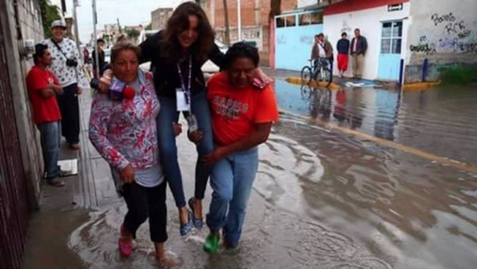 La periodista fue llevada as&iacute; por los pobladores. (Foto: Twitter/@Cinemex)