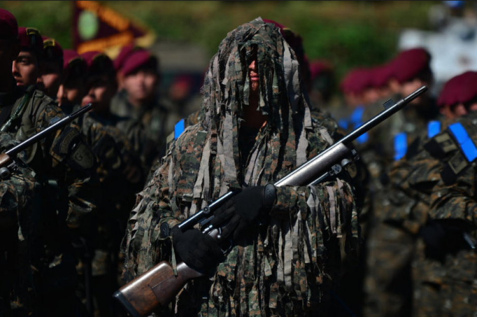 Organizaciones sociales llevaron a la CC la discusi&oacute;n del desfile, al presentar un amparo en contra de su realizaci&oacute;n en la v&iacute;a p&uacute;blica. (Foto: Archivo/Soy502)