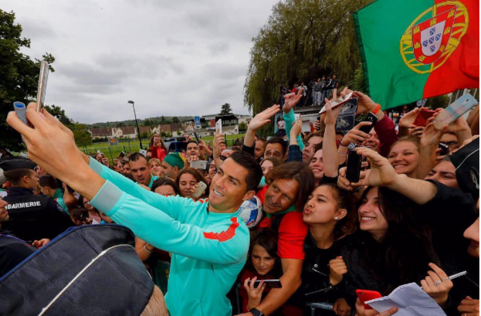 Cristiano Ronaldo, comparte con los fan&aacute;ticos en la concentraci&oacute;n de Portugal en la previa a jugar las semifinales de la Eurocopa 2016. (Foto: CR7)
