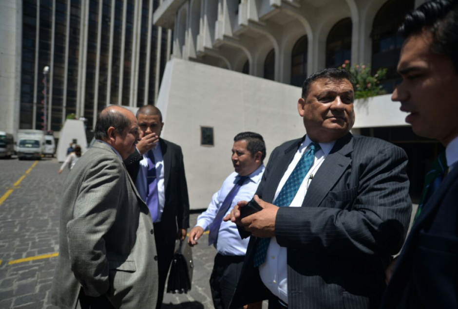 Los tres exdiputados acudieron a la CSJ para respaldar la recusaci&oacute;n planteada. (Foto: Wilder L&oacute;pez/Soy502)