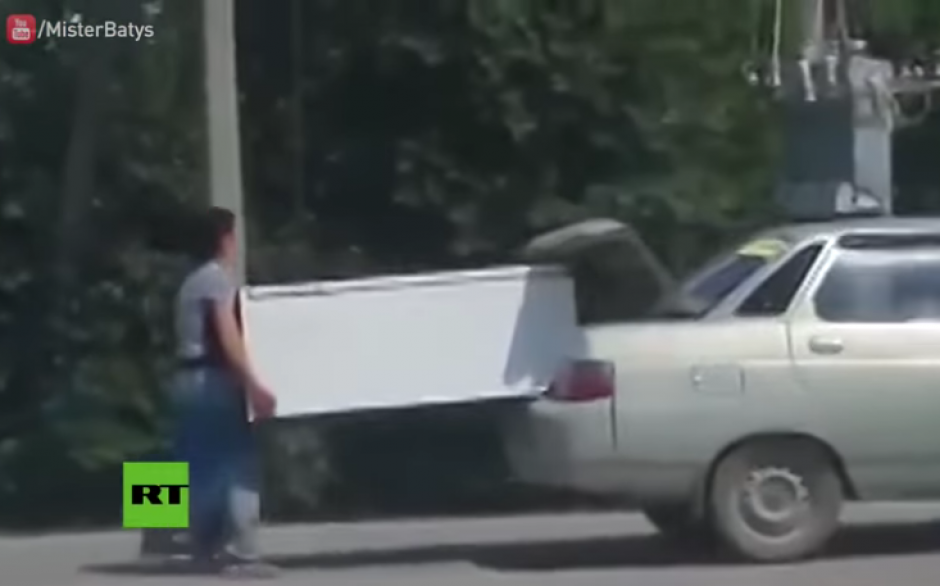 La peculiar forma de transportar un refrigerador se volvi&oacute; viral en redes. (Imagen: Captura de pantalla)