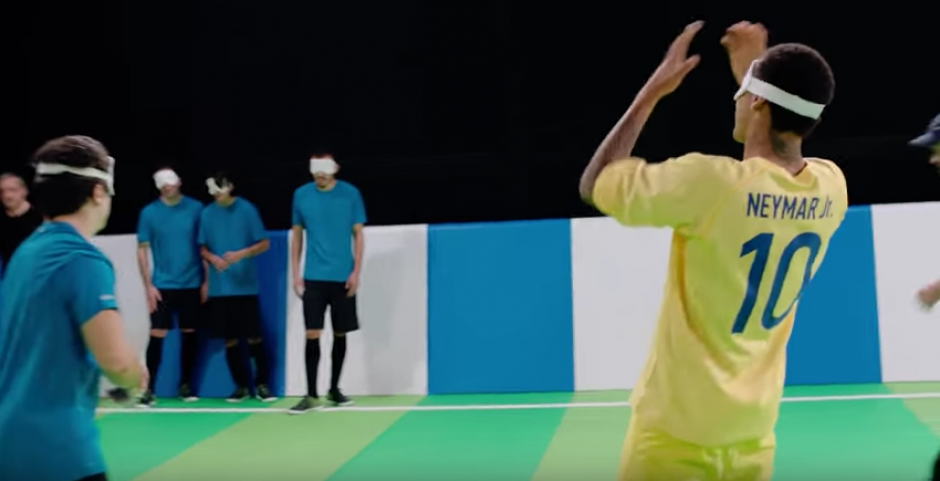 Neymar jug&oacute; f&uacute;tbol con los ojos vendados... bueno, al menos lo intent&oacute;. (Foto: Captura de video de Youtube/Panasonic)&nbsp;