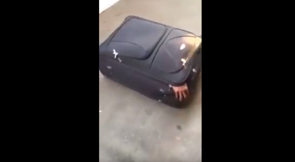 Los guardias fueron quienes localizaron al hombre escondido en el interior de la maleta. (Foto: Captura de YouTube)