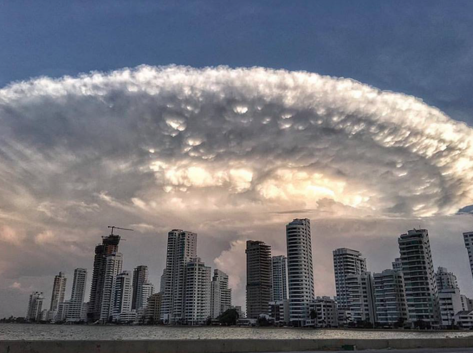 Una enorme nube fue visible en Cartagena. (Foto: Excelsior)