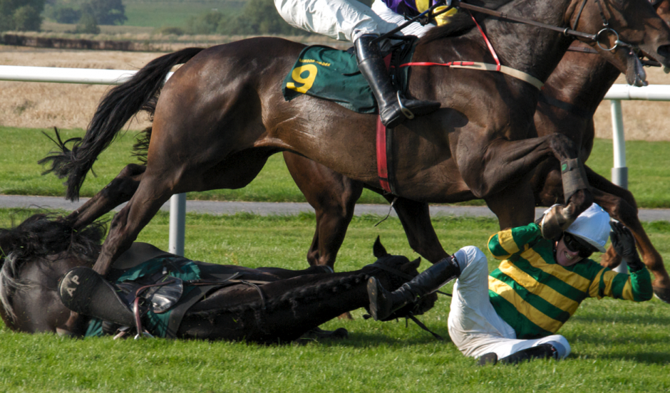 El jinete cay&oacute; de su caballo y luego fue atropellado por una ambulancia, quedando herido de la pierna, el tobillo y la mand&iacute;bula. (Foto ilustrativa)