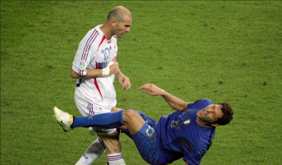 Momento en el que Zidane se 'gana' su expulsi&oacute;n en la final de 2006 (Foto: espn.uk)