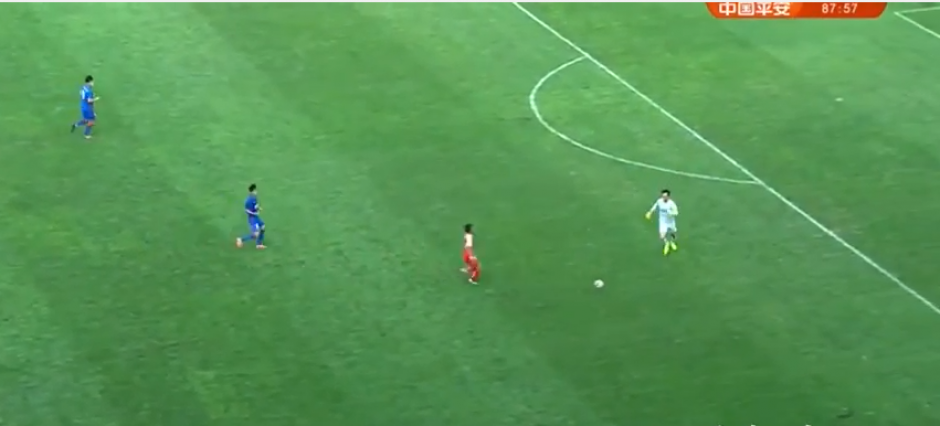 El portero del Shanghai Shenhua cometi&oacute; un grave error que cost&oacute; carro. (Foto: YouTube)