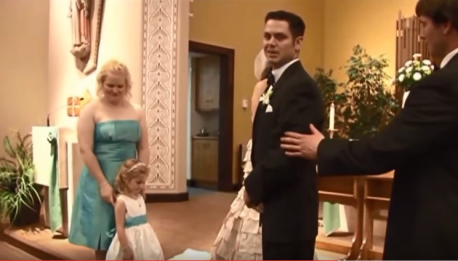 Un joven dejo a su novia en pleno altar, para hacer un compomiso con su peque&ntilde;a hijastra. (Foto: Captura de YouTube)