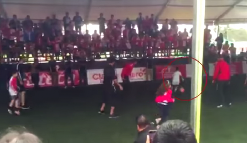 La astucia de un peque&ntilde;o durante la convivencia de Ronaldinho en Guatemala lo ha vuelto famoso. (Imagen: Captura de pantalla)