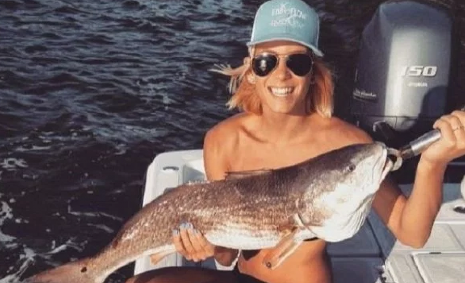 En el reto "Fish Bra", las mujeres cubren su pecho solamente con un pescado. (Foto: thechive.com)