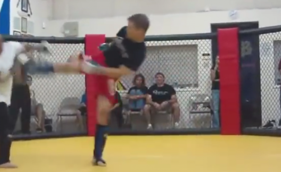 El peleador callejero fue noqueado de una patada por el maestro de MMA. (Imagen: YouTube)