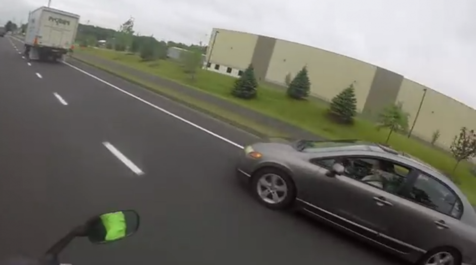 Un auto bloquea el paso de un motorista. (Foto: Captura de YouTube) 