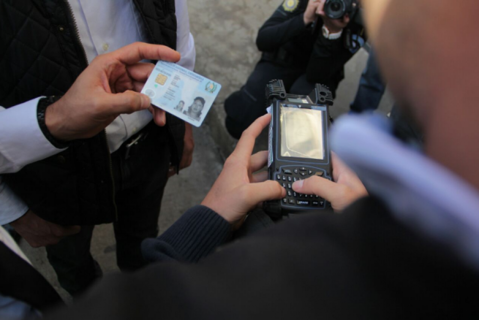 El MI3 permite acceder a los antecedentes de una persona con su huella dactilar o DPI. (Foto: Mingob)