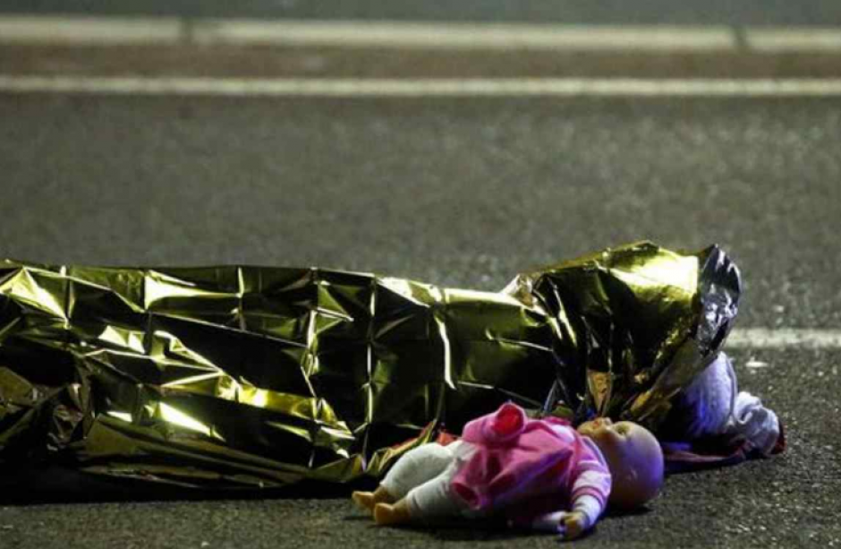 La imagen de una mu&ntilde;eca junto a un cad&aacute;ver conmociona al mundo. (Foto: Eric Gaillard/Reuters)