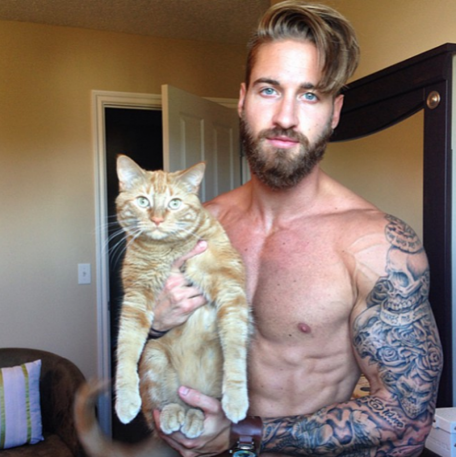 Travis DesLaurier ha ganado cientos de seguidores por las fotograf&iacute;as que comparte junto a su gato. (Foto: Instagram/travbeachboy)