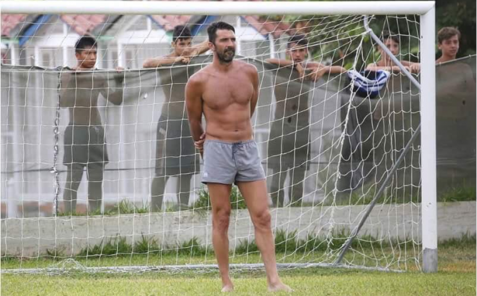 Gianluigi Buffon jug&oacute; con unos j&oacute;venes en su pueblo natal.&nbsp;