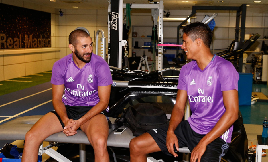 Benzema y Varane conversan amistosamente. (Foto: RealMadrid.com)